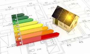 Casa con paneles solares sobre planos. Escala de eficiencia energética de A++ a G. Se puede firmar sin certificado energético.