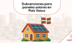 Casa con paneles solares y bandera vasca, simbolizando subvenciones para placas solares en Euskadi. Montañas de monedas al fondo.