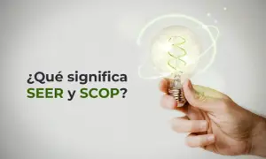 ¿Qué significa SEER y SCOP? Una mano sostiene una bombilla que representa una idea brillante.
