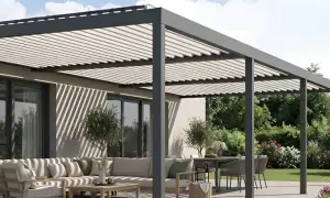 Moderna pérgola fotovoltaica en una terraza con sofá y mesa. Sombra y energía solar para tu espacio exterior.