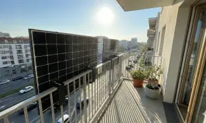 Paneles solares instalados en el balcón de un piso, demostrando que se pueden poner placas solares en un piso para generar energía limpia.