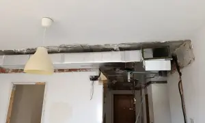 Instalación de conductos para las conexiones aire acondicionado, en proceso de reforma.