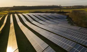 Campo de paneles solares capturando la luz del atardecer, mostrando los usos de la energía solar para un futuro sostenible.