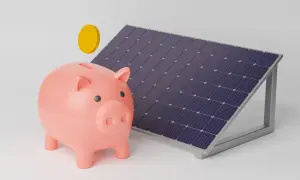 Hucha rosa con moneda dorada cayendo, junto a una placa solar. Ahorra con energía limpia.