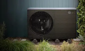Unidad exterior de bomba de calor LG, una de las alternativas a la aerotermia, instalada en un jardín.