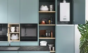 Calentador de agua a gas, ideal para butano o gas natural, instalado en una cocina moderna con armarios turquesa y electrodomésticos integrados.