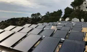 Gran instalación de placas solares híbridas en una ladera con vistas al mar.