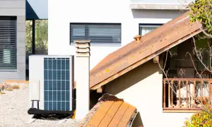 Unidad exterior de aerotermia en tejado, lista para ayudas de instalación.