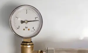 Manómetro de caldera mostrando una lectura de 3 bar, indicando la necesidad de subir presión.