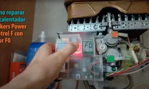 Mano presionando botón para resetear caldera Junkers Power Control F con error F0.