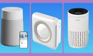 Tres purificadores de aire modernos, uno con app móvil, muestran cómo funciona un purificador de aire para un hogar saludable.