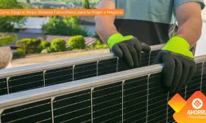 Man installing **sistemas de placas solares** en un tejado. El texto indica "Cómo Elegir el Mejor Sistema Fotovoltaico para tu Hogar o Negocio".