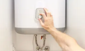 Ajustando el dial para alcanzar la temperatura ideal del termo eléctrico.