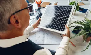 Ingeniero revisa plano para certificado instalación fotovoltaica autoconsumo.
