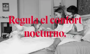 Familia feliz en la cama, disfrutando de la temperatura ideal para dormir. El confort nocturno es clave.