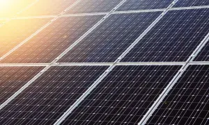 Primer plano de placas solares mas eficientes capturando la luz del sol.