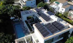 Casa moderna con piscina y paneles solares. El gobierno ofrece ayudas para instalar paneles solares gratis, promoviendo la energía limpia.