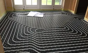 Instalación de suelo radiante, un sistema eficiente para calentar tu hogar. Averigua cuanto cuesta poner suelo radiante.