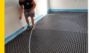 Instalador coloca tuberías para suelo radiante. Un sistema eficiente para calentar tu hogar, con posibles subvenciones suelo radiante.
