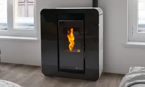 Estufa de pellets moderna con llama viva. La **explosión estufa pellets** es un mito, esta es una imagen de calor seguro.