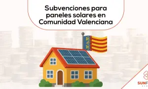 Casa con paneles solares y bandera de la Comunidad Valenciana, rodeada de pilas de monedas. ¡Infórmate sobre las ayudas autoconsumo comunidad valenciana!