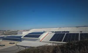 Instalación de paneles solares en tejados industriales. ¿Habrá una multa por poner paneles solares?