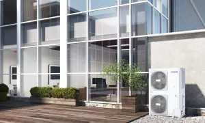 Unidad exterior de aire acondicionado Kosner, ideal para un rendimiento estacional óptimo en edificios modernos con grandes ventanales.