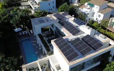 Casa moderna con piscina y paneles solares. El gobierno ofrece ayudas para instalar paneles solares gratis, promoviendo la energía limpia.