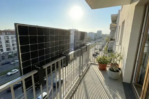 Paneles solares instalados en el balcón de un piso, demostrando que se pueden poner placas solares en un piso para generar energía limpia.