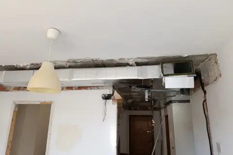 Instalación de conductos para las conexiones aire acondicionado, en proceso de reforma.