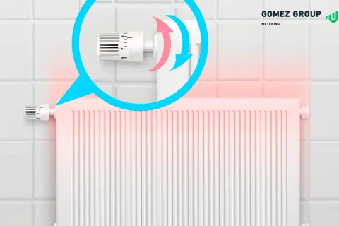 Radiador blanco con termostato y flechas indicando ajuste de temperatura.