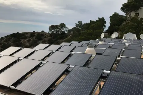 Gran instalación de placas solares híbridas en una ladera con vistas al mar.