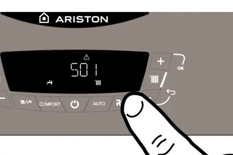 Panel de caldera Ariston con pantalla digital mostrando "501" y un triángulo de advertencia. Un dedo presiona el botón "R" para intentar cómo quitar la luz roja de la caldera.