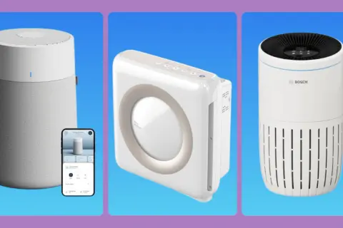 Tres purificadores de aire modernos, uno con app móvil, muestran cómo funciona un purificador de aire para un hogar saludable.