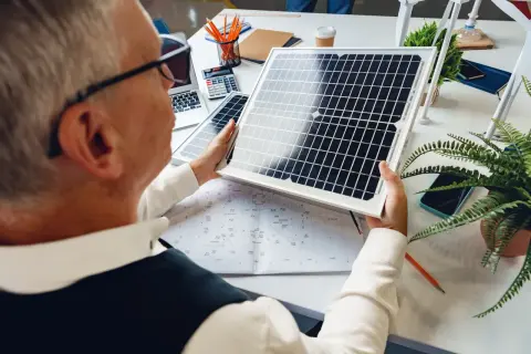 Ingeniero revisa plano para certificado instalación fotovoltaica autoconsumo.