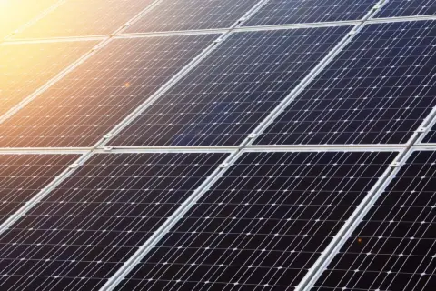Primer plano de placas solares mas eficientes capturando la luz del sol.