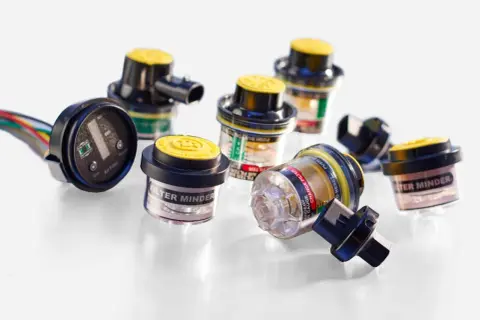 Varios indicadores de filtro de aire "Filter Minder" con tapas amarillas. Te ayudan a saber cada cuanto se cambia el filtro de aire.