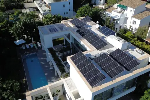 Casa moderna con piscina y paneles solares. El gobierno ofrece ayudas para instalar paneles solares gratis, promoviendo la energía limpia.