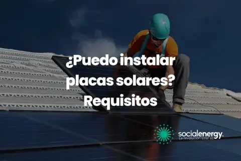 Instalador revisa placas solares en tejado. Texto: "¿Puedo instalar placas solares? Requisitos.