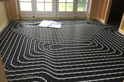 Instalación de suelo radiante, un sistema eficiente para calentar tu hogar. Averigua cuanto cuesta poner suelo radiante.