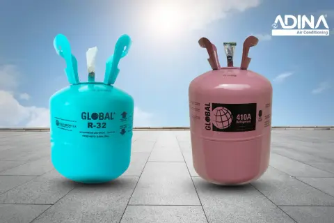 Dos cilindros de gas refrigerante para aire acondicionado: uno azul con etiqueta "GLOBAL R-32" y otro rosa con etiqueta "GLOBAL 410A".