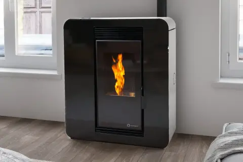 Estufa de pellets moderna con llama viva. La **explosión estufa pellets** es un mito, esta es una imagen de calor seguro.