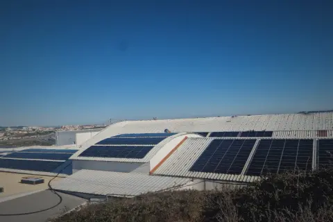 Instalación de paneles solares en tejados industriales. ¿Habrá una multa por poner paneles solares?