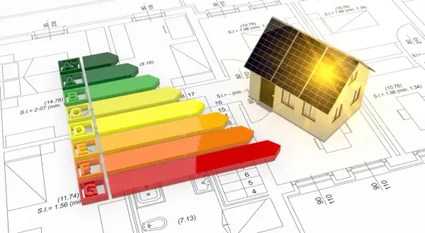 Casa con paneles solares sobre planos. Escala de eficiencia energética de A++ a G. Se puede firmar sin certificado energético.