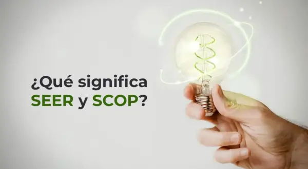 ¿Qué significa SEER y SCOP? Una mano sostiene una bombilla que representa una idea brillante.