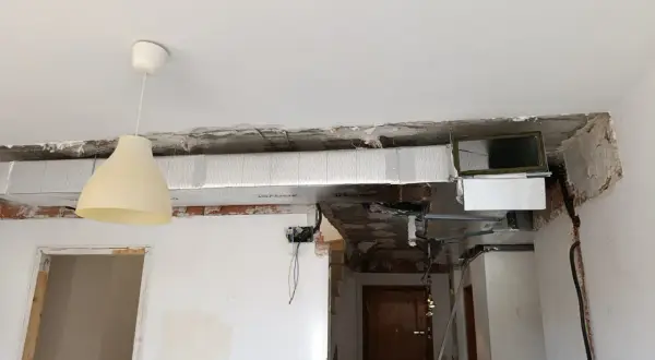 Instalación de conductos para las conexiones aire acondicionado, en proceso de reforma.