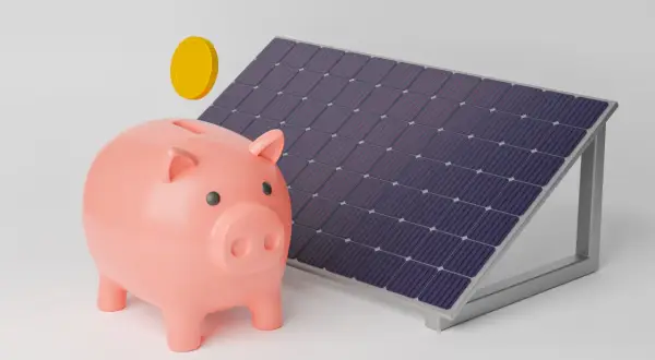 Hucha rosa con moneda dorada cayendo, junto a una placa solar. Ahorra con energía limpia.