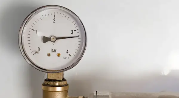 Manómetro de caldera mostrando una lectura de 3 bar, indicando la necesidad de subir presión.