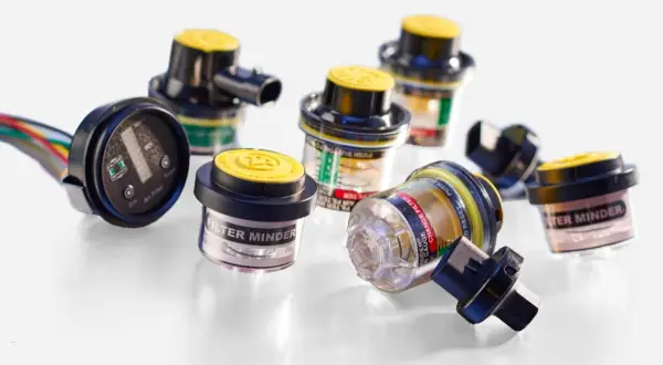 Varios indicadores de filtro de aire "Filter Minder" con tapas amarillas. Te ayudan a saber cada cuanto se cambia el filtro de aire.