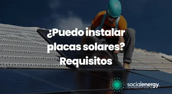 Instalador revisa placas solares en tejado. Texto: "¿Puedo instalar placas solares? Requisitos.